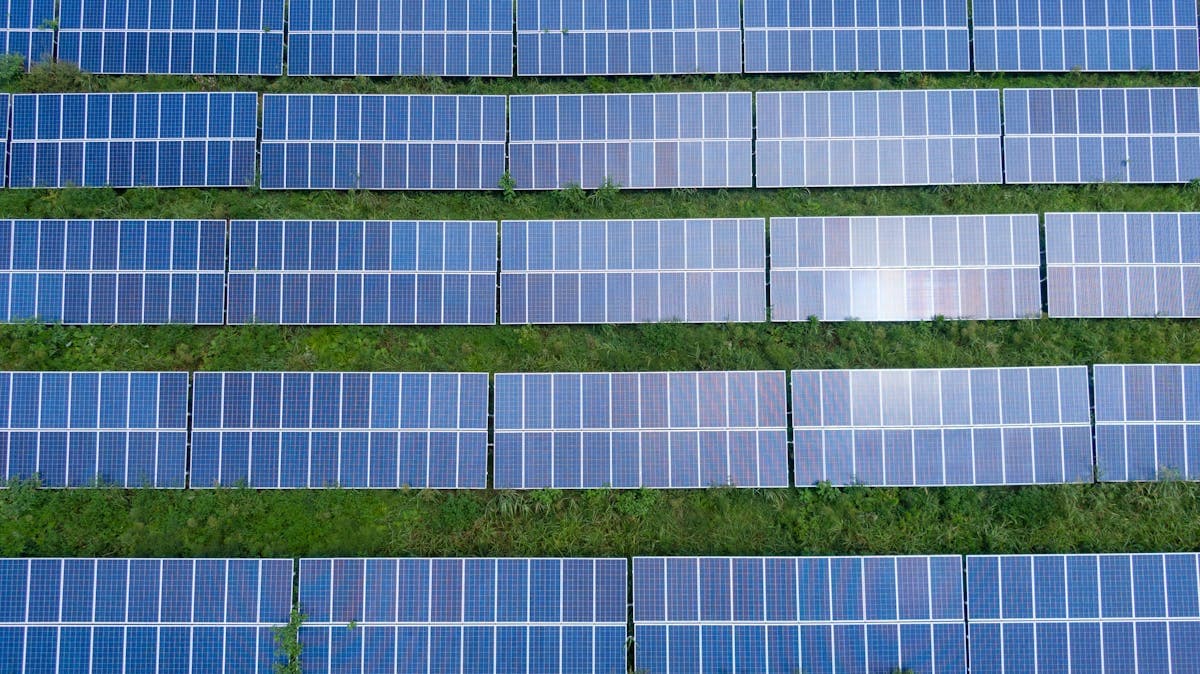 Solceller monteret paa hustag i Danmark